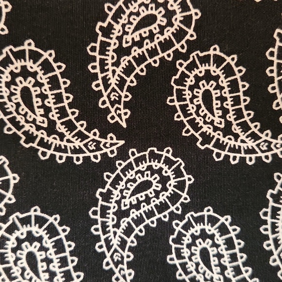 Dockers, NWT, Women's Skorts, Size 6, Black with White Paisley design - Picture 2 of 10